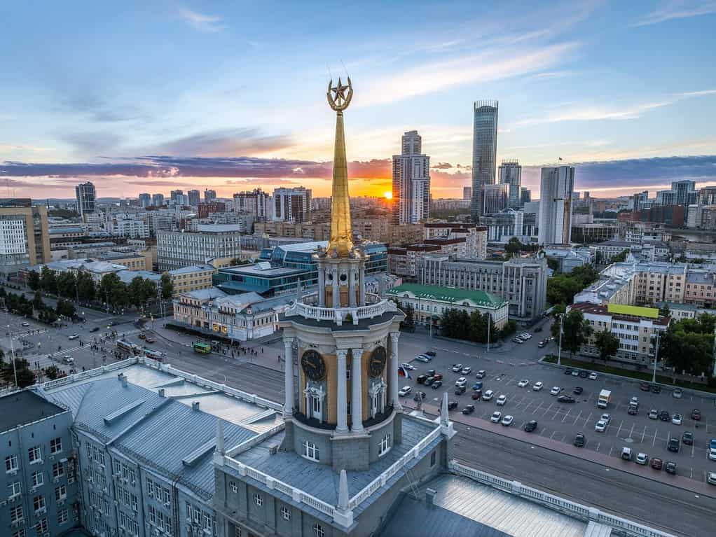 Amministrazione di Ekaterinburg o municipio, piazza centrale e torri della città di Ekaterinburg in serata estiva.  Città serale in estate, vista aerea.  Vista dall'alto dell'amministrazione comunale di Ekaterinburg