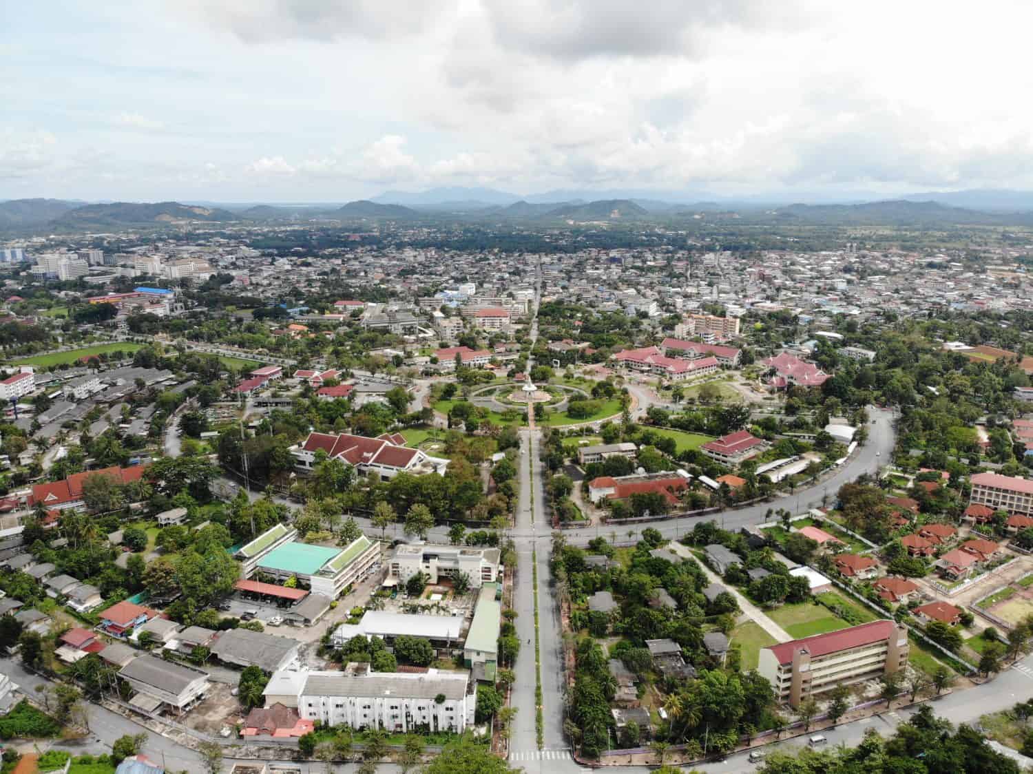Veduta aerea delle rotatorie, paesaggio urbano che mostra la pianificazione del traffico, pianificazione urbana.  Orizzonte di Yala.  Tailandia