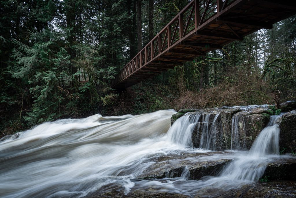 Creek che scorre sotto il ponte escursionistico a Camas, Washington