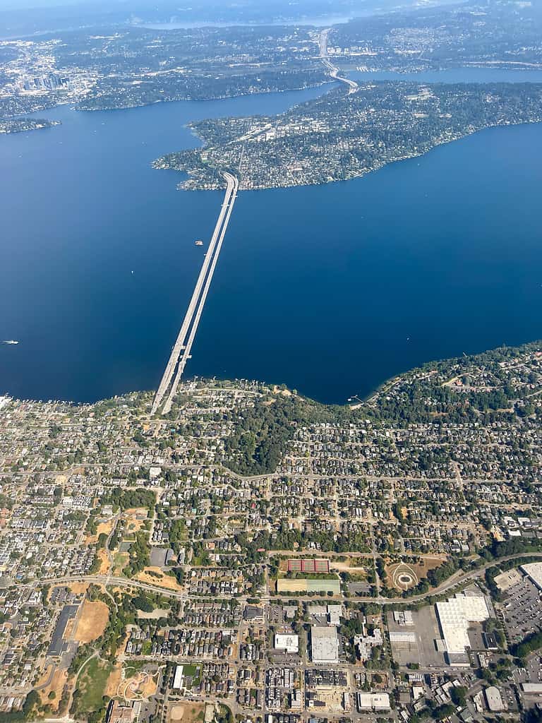 Vista del ponte commemorativo di Lacey V Murrow nel porto di Seattle Washington