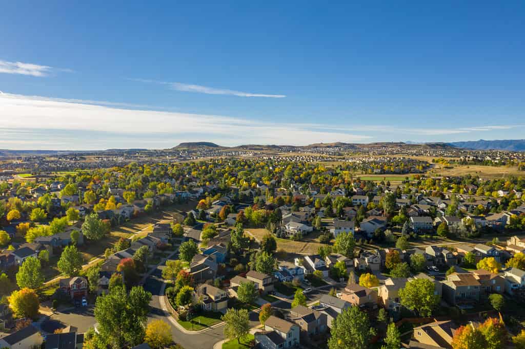 Foto aerea dell'espansione urbana nella piccola città di Castle Rock, Colorado