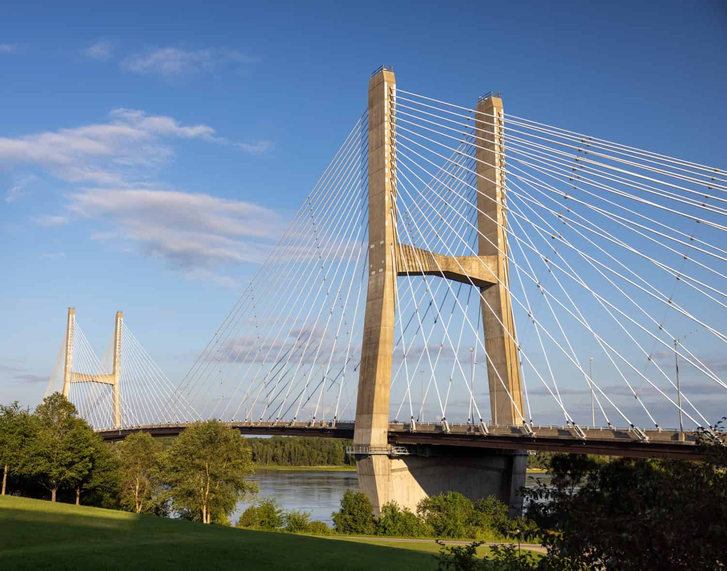 Il Bill Emerson Memorial Bridge sul fiume Mississippi a Cape Girardeau, Missouri al tramonto.