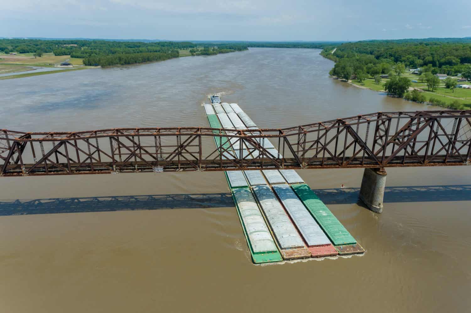 Chiatta sul fiume Mississippi che attraversa sotto il ponte di Tebe Tebe, Illinois