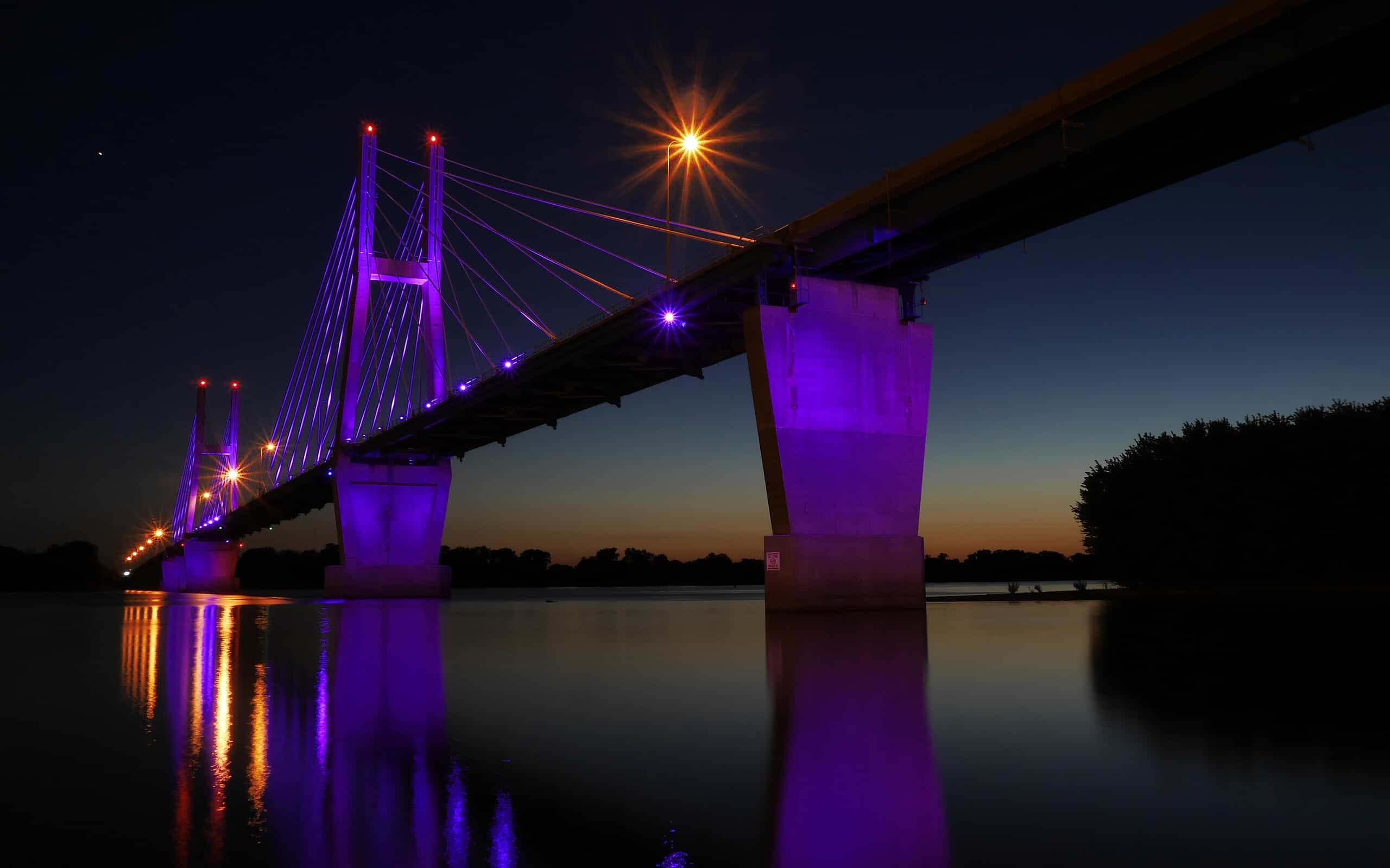 Uno dei 15 ponti più lunghi dell'Illinois, il Quincy Bayview Bridge offre spettacolari spettacoli di luci.