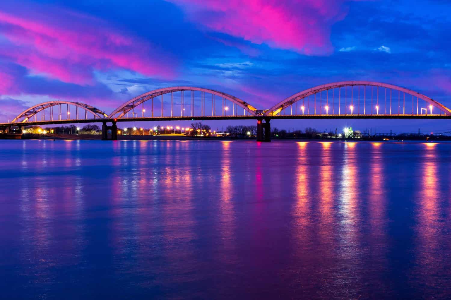Ponte centenario sul fiume Mississippi a Rock Island IL e Davenport IA