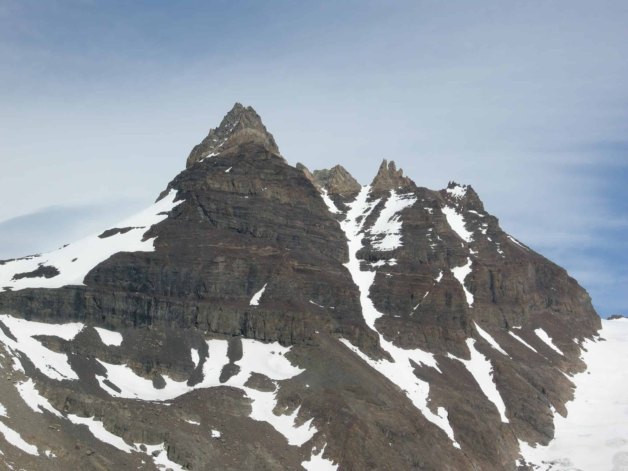 Vulcano solitario in Cile e Argentina