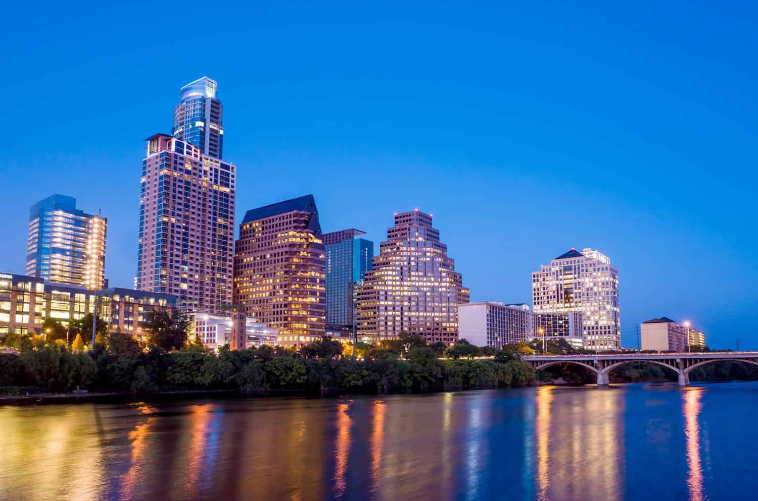 Bellissimo riflesso dell'orizzonte di Austin al crepuscolo, Texas