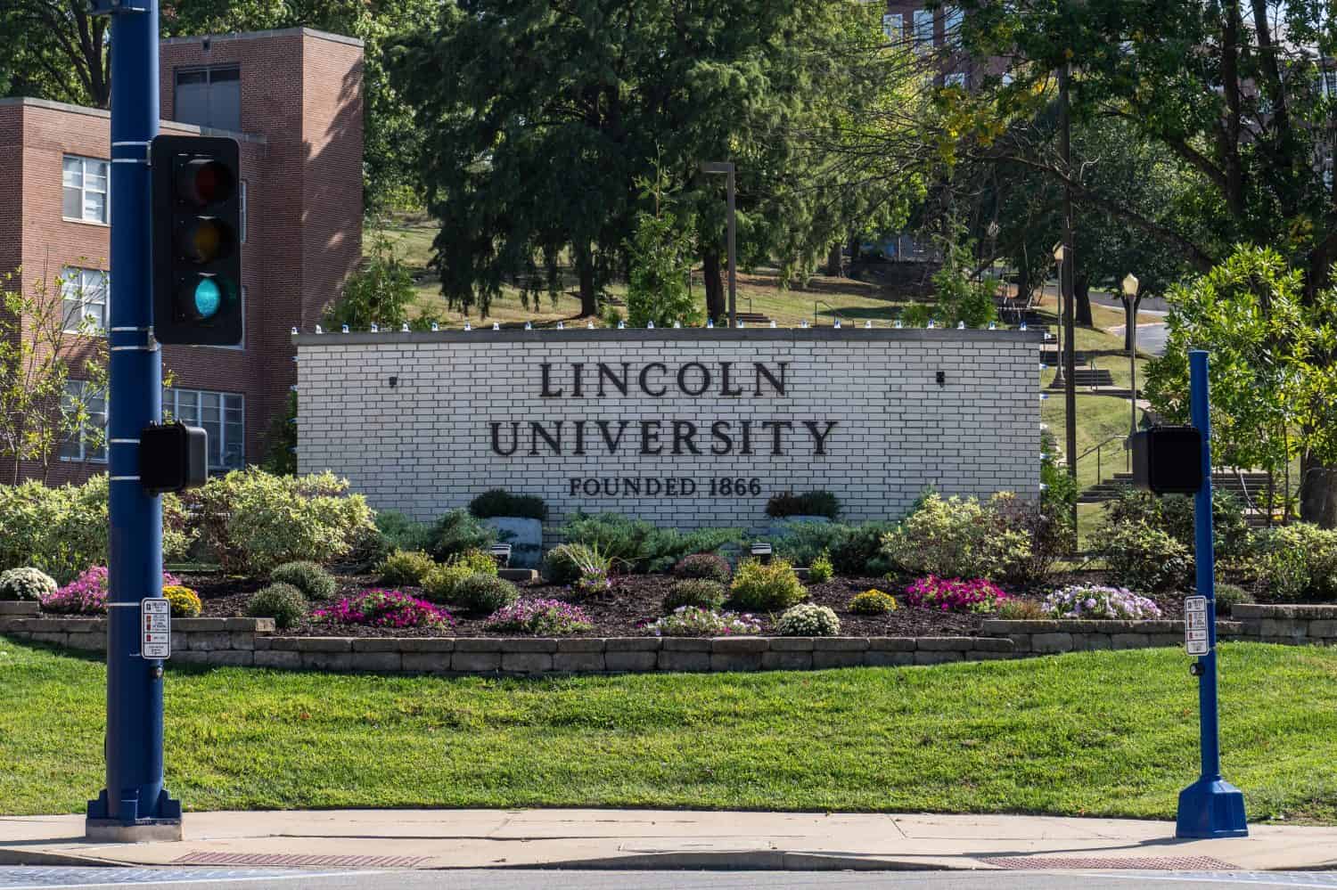 Segno per la Lincoln University di Jefferson City, Missouri.  Originariamente chiamato Lincoln Institute, fu fondato da ex schiavi nel 1866 a beneficio degli afroamericani emancipati.