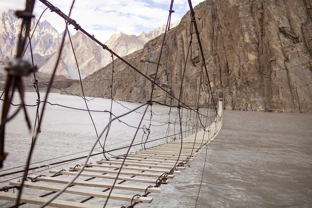 Ponte sospeso Hussaini sul fiume Hunza nella valle di Gojal di Hunza, Pakistan.