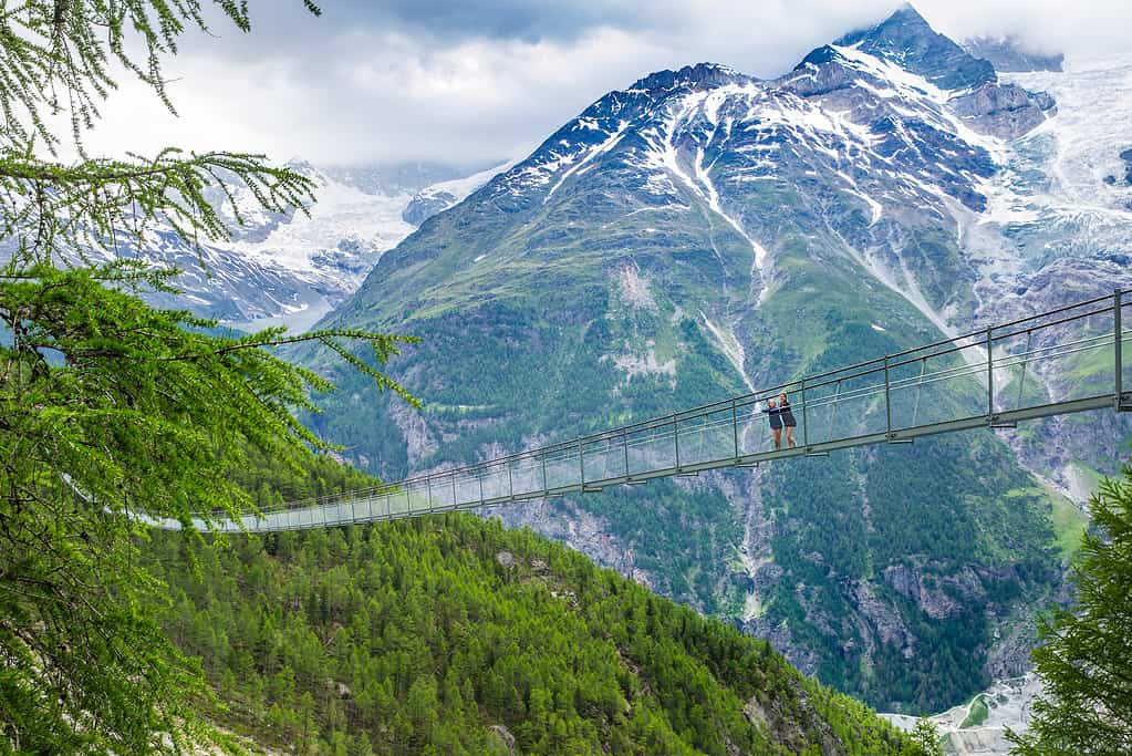 Ponte sospeso Randa vicino a Zermatt;  Il ponte sospeso Charles Kuonen, il ponte pedonale più lungo del mondo