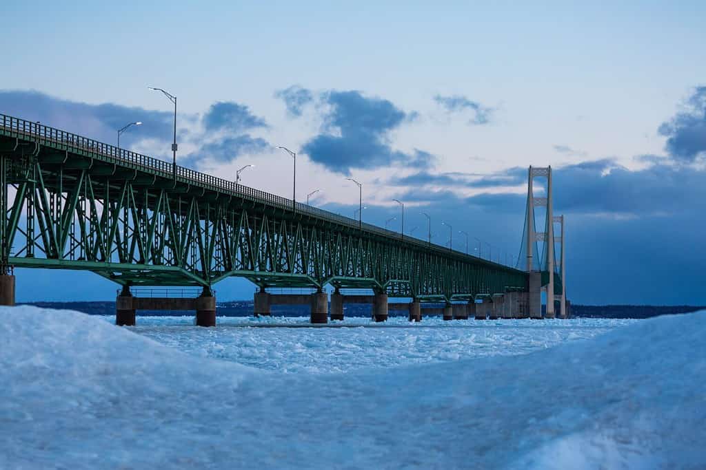 Ponte Mackinac, sul lago ghiacciato Huron vicino all'isola di Mackinac.