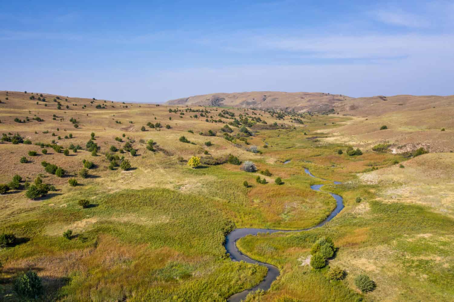 ruscello serpeggiante nel Nebraska Sandhills - North Fork of Dismal River, vista aerea dell'inizio dell'autunno