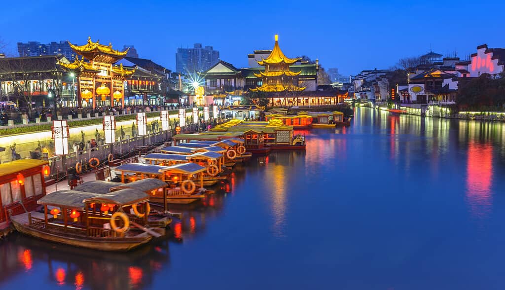 Regione scenica del Tempio di Confucio di Nanchino e fiume Qinhuai.  Le persone stanno visitando.  Situato nella città di Nanchino, nella provincia di Jiangsu, in Cina.