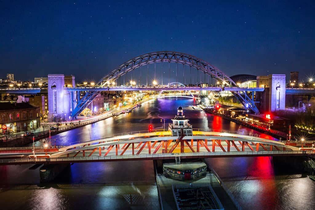 La città di Newcastle upon Tyne e Gateshead River Tyne ponti di notte, nel nord-est dell'Inghilterra.