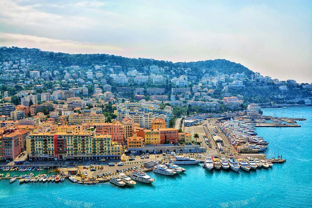 Costa Azzurra Francia.  Bella vista panoramica aerea della città di Nizza, Francia.  Resort di lusso della riviera francese