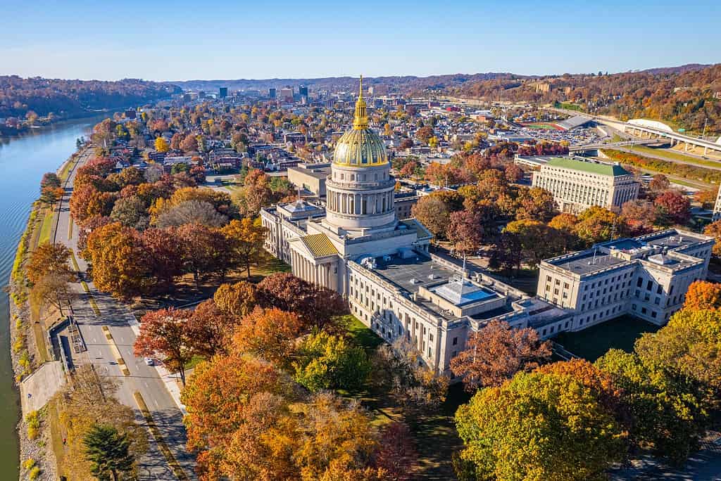 Veduta aerea del West Virginia State Capitol Building e del centro di Charleston con foglie autunnali