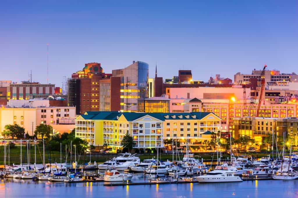 Charleston, Carolina del Sud, Stati Uniti d'America skyline sul fiume Ashley.