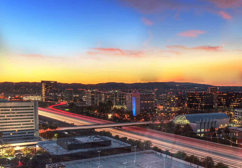 Alba su un'autostrada a Irvine, California