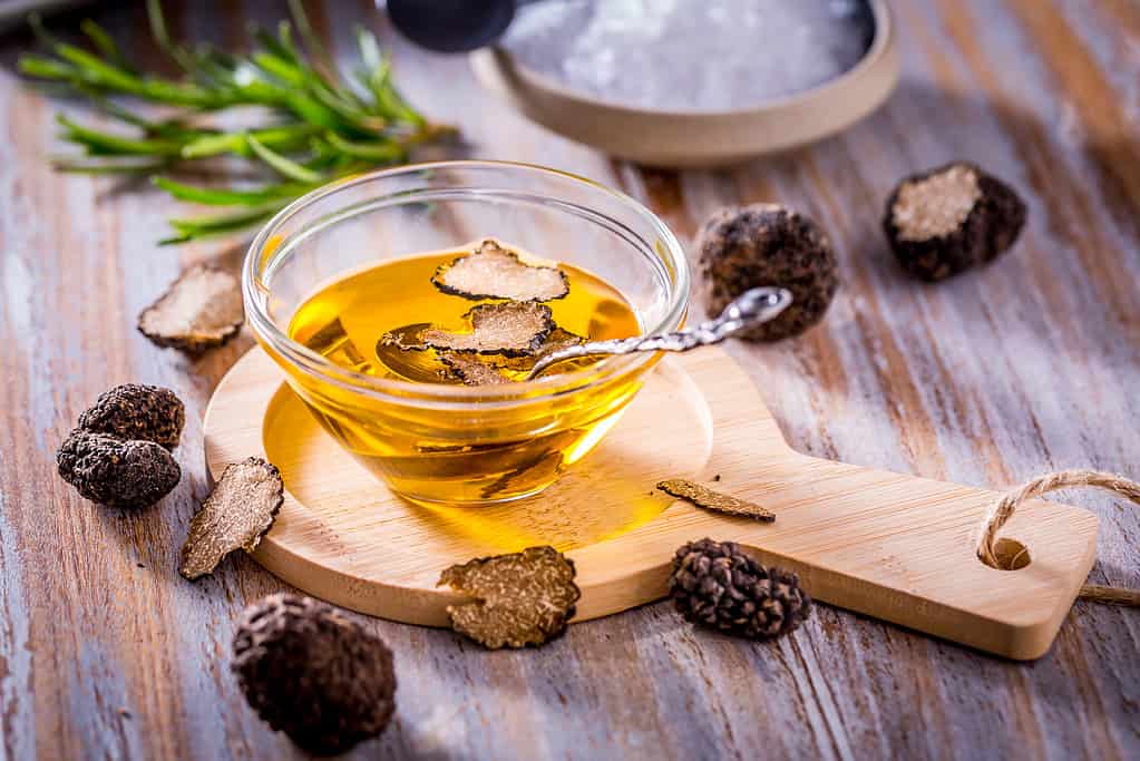 Olio di funghi tartufo su fondo di legno.  Cibo gourmet