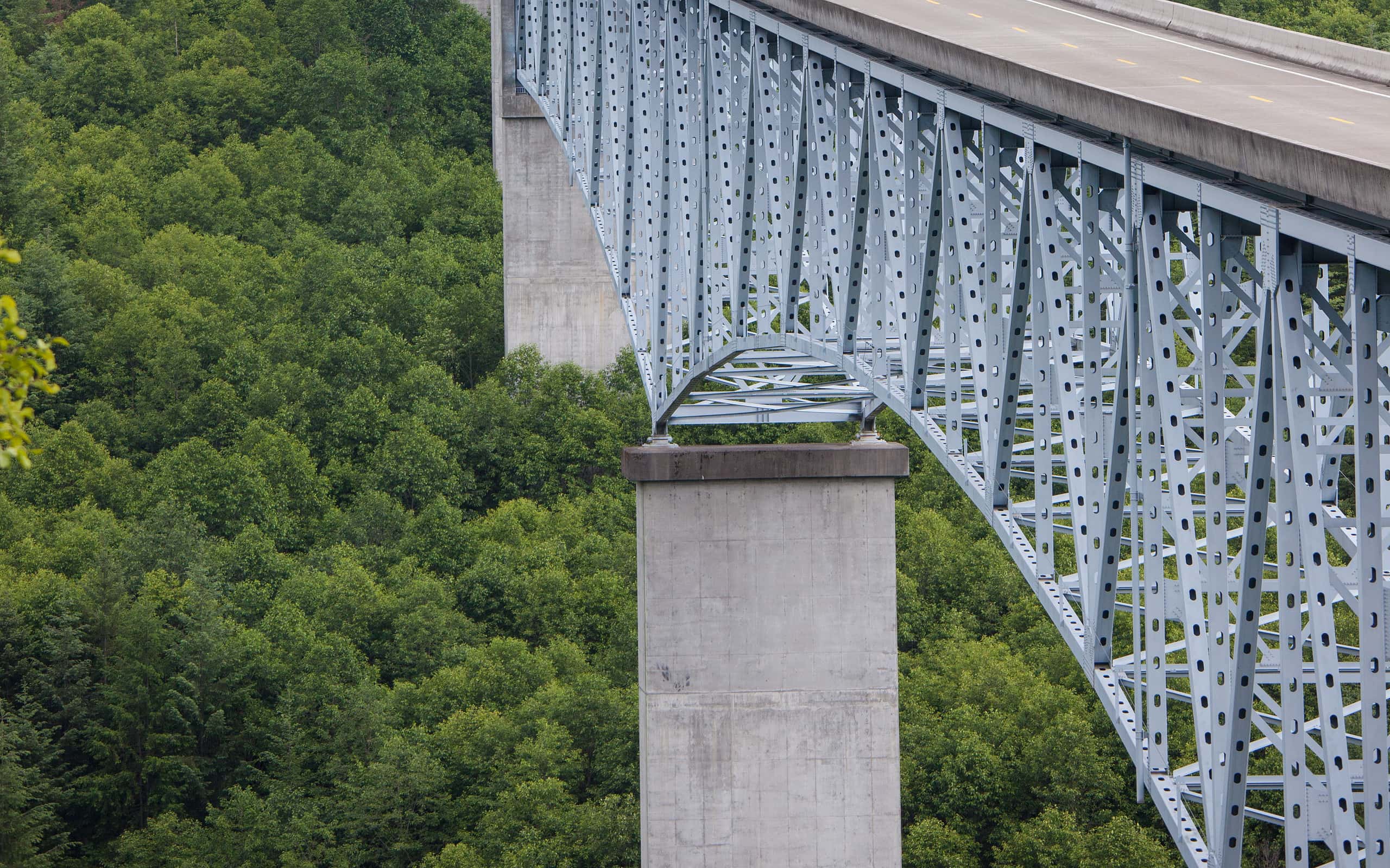 Ponte di Hoffstadt Creek nelle azioni dello stato di Washington