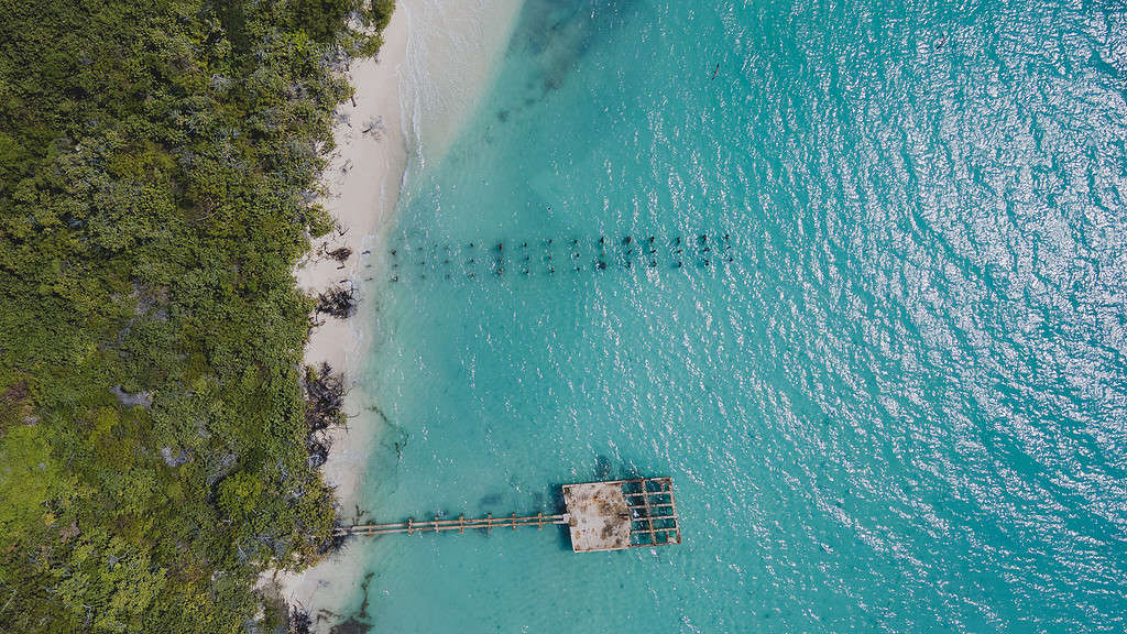 Vista aerea del drone di una spiaggia nell'isola isolata di Cayo Icacos, Porto Rico