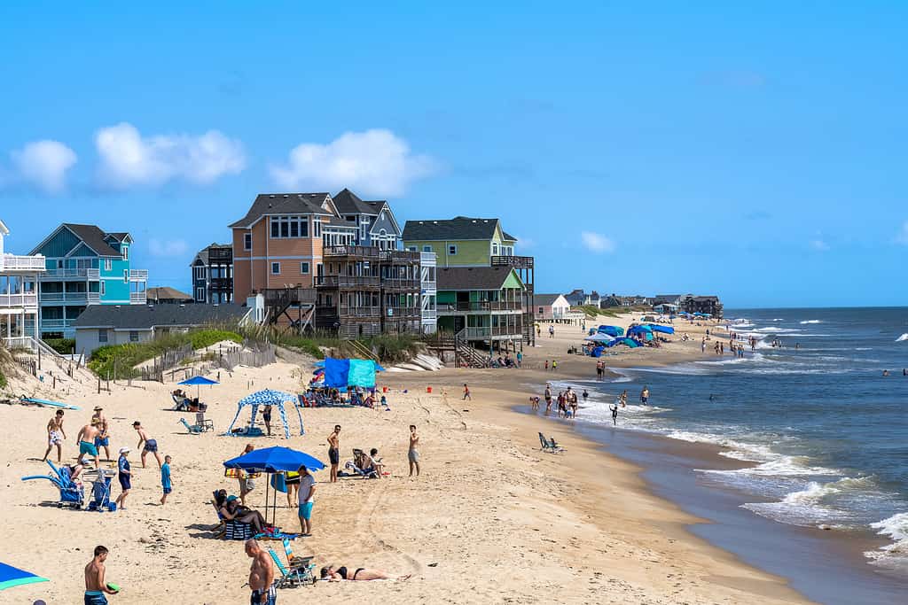 Rodanthe North Carolina - 17 luglio 2022: Vista delle persone e delle case vacanza sulla spiaggia viste dal molo Rodanthe nelle Outer Banks