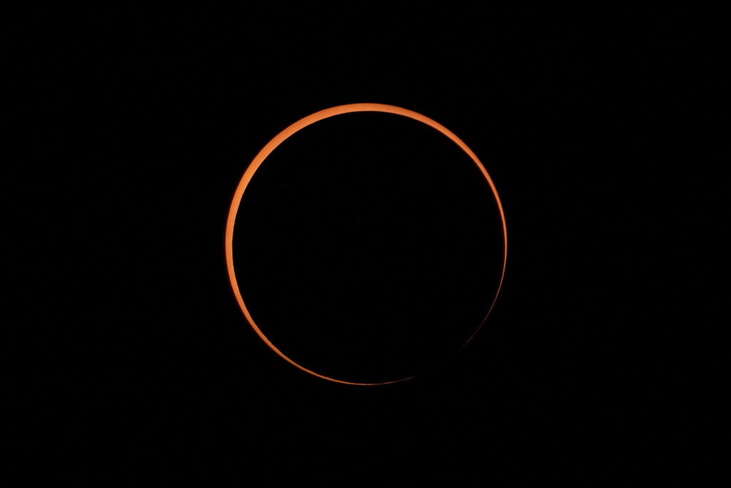 Silhouette di eclissi solare anulare con sfondo nero