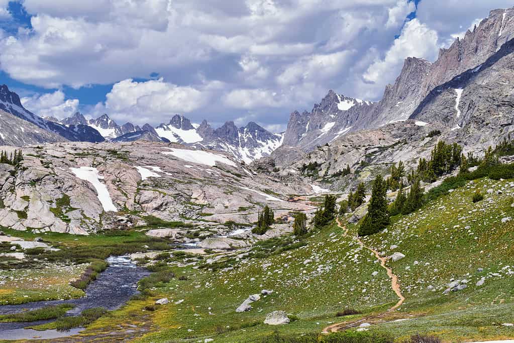 Lago Jean superiore e inferiore nel bacino di Titcomb lungo la catena del Wind River, Montagne Rocciose, Wyoming, viste dal sentiero escursionistico con zaino in spalla al bacino di Titcomb dall'inizio del sentiero di Elkhart Park che passa oltre Hobbs, Seneca e Island Lakes, nonché il punto dei fotografi