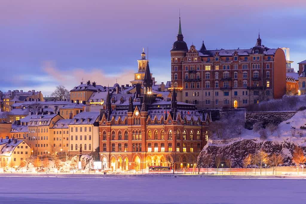 Stoccolma Svezia in una mattina d'inverno con la neve sui tetti all'alba, vista sulla città vecchia