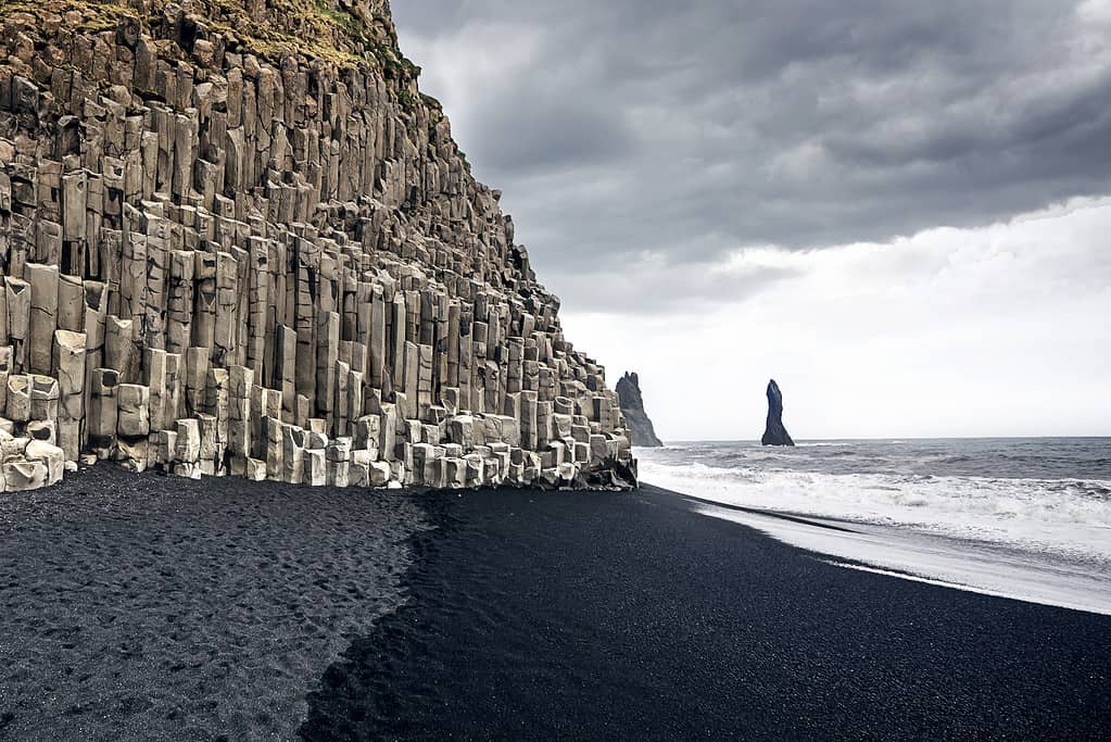 La spiaggia di sabbia nera di Reynisfjara in Islanda