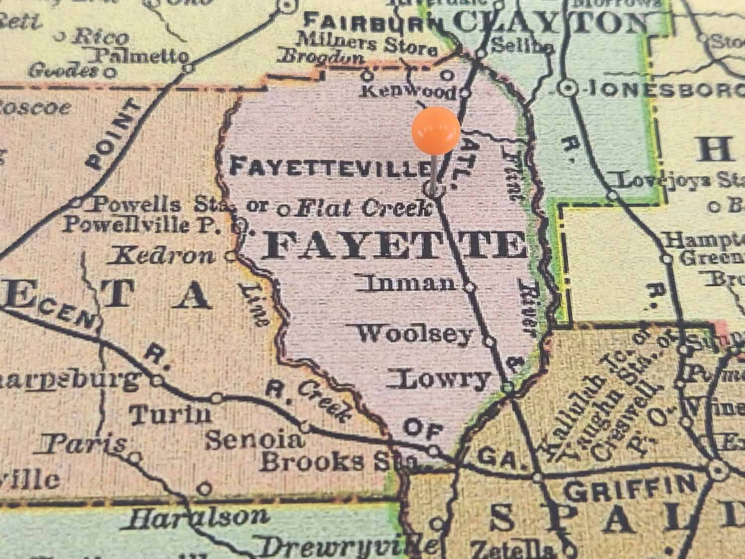 Contea di Fayette, Georgia, contrassegnata da una virata arancione su una colorata mappa vintage.  Il capoluogo della contea si trova nella città di Fayetteville, GA.