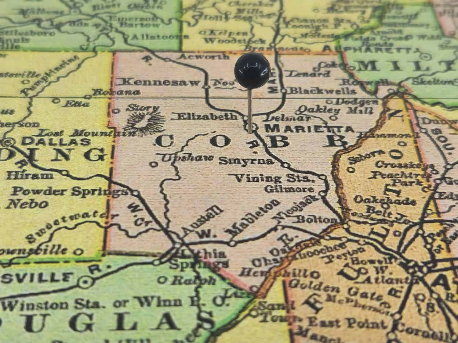 Contea di Cobb, Georgia, contrassegnata da una virata nera su una colorata mappa vintage.  Il capoluogo della contea si trova nella città di Marietta, GA.