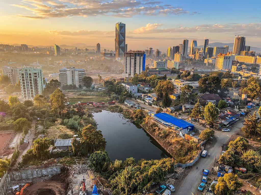 Panoramica aerea della città di Addis Abeba, la capitale dell'Etiopia, che mostra edifici e costruzioni nuovi di zecca in primo piano, centro città e periferia, Etiopia