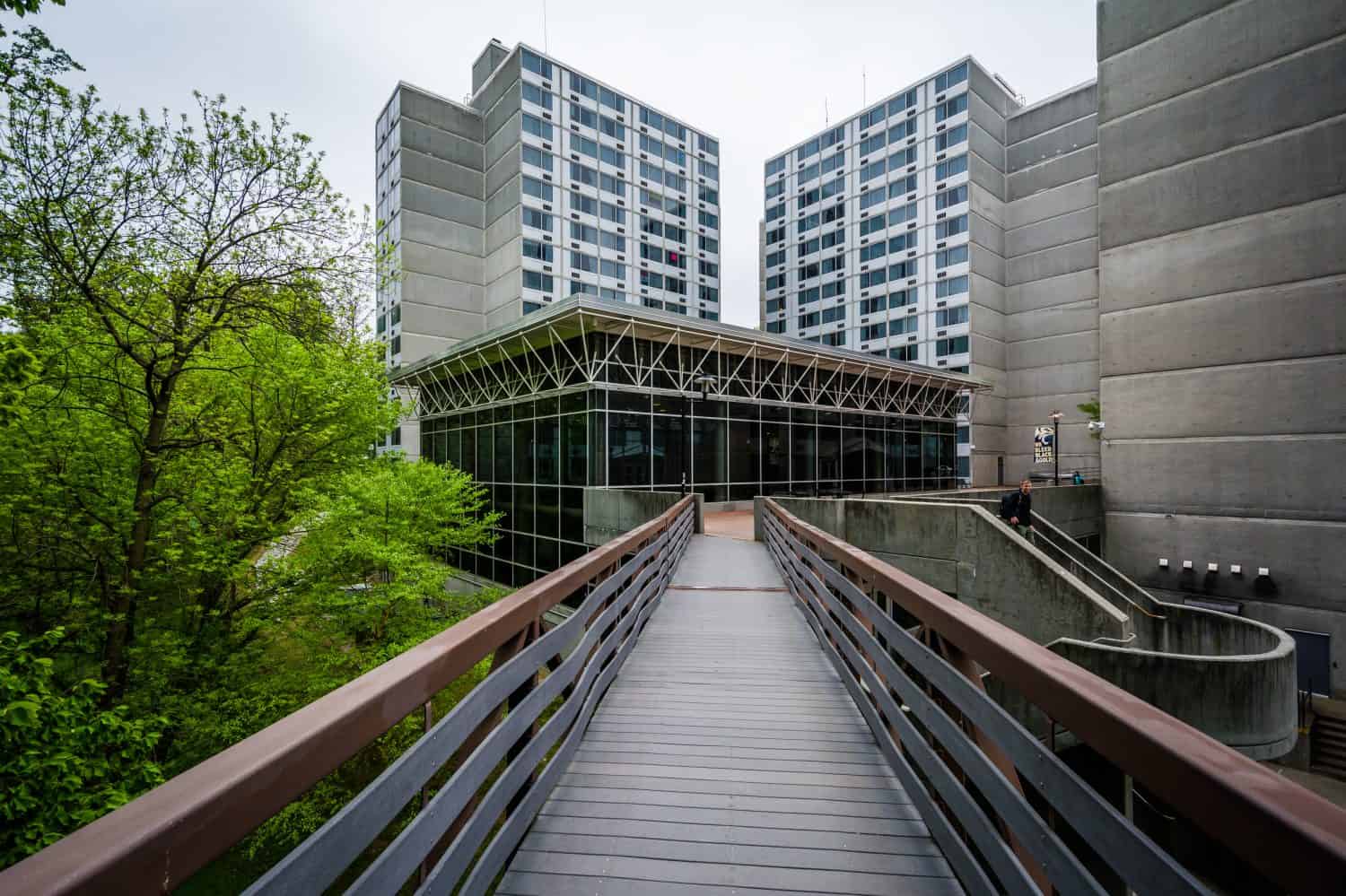 Ponte ed edifici moderni alla Towson University, a Towson, nel Maryland.