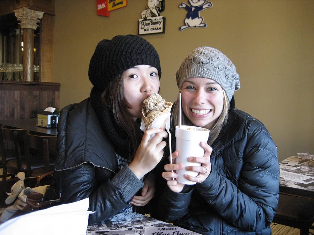 Due ragazze che mangiano il gelato Blue Bunny in Iowa
