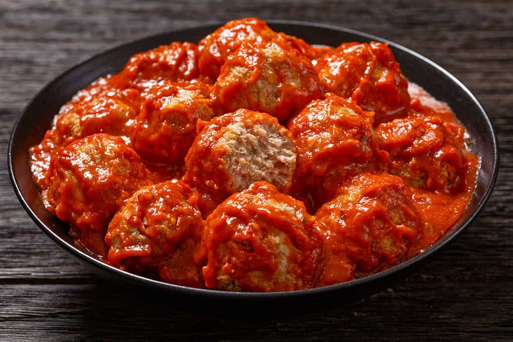 Polpette di prosciutto dell'Iowa con salsa di pomodoro in una ciotola