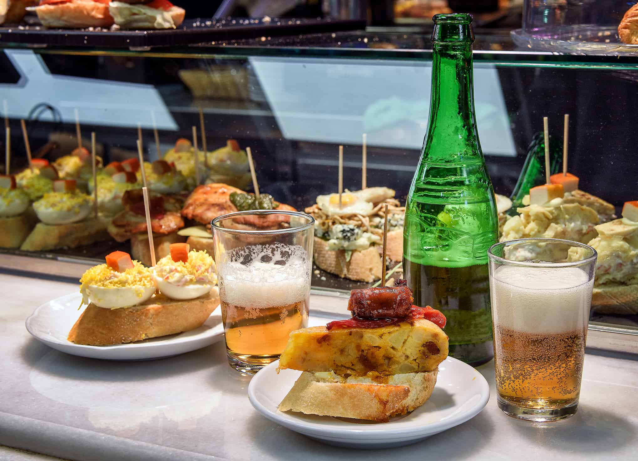 Bancone bar con antipasti spagnoli "pinchos" e birra