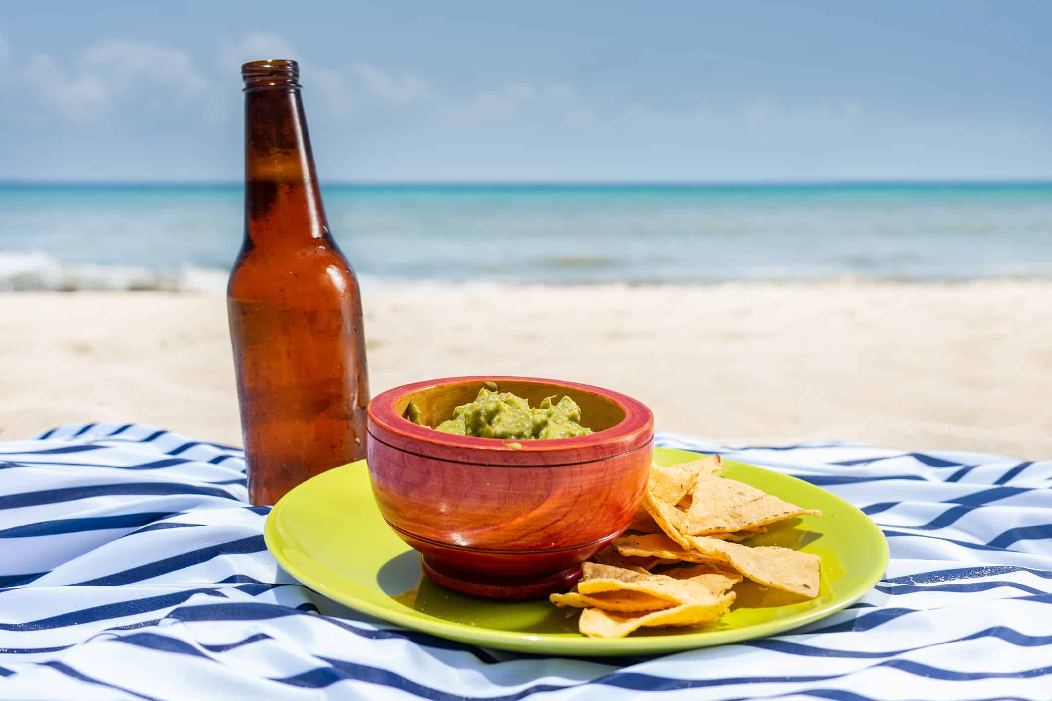 Guacamole e birra in spiaggia