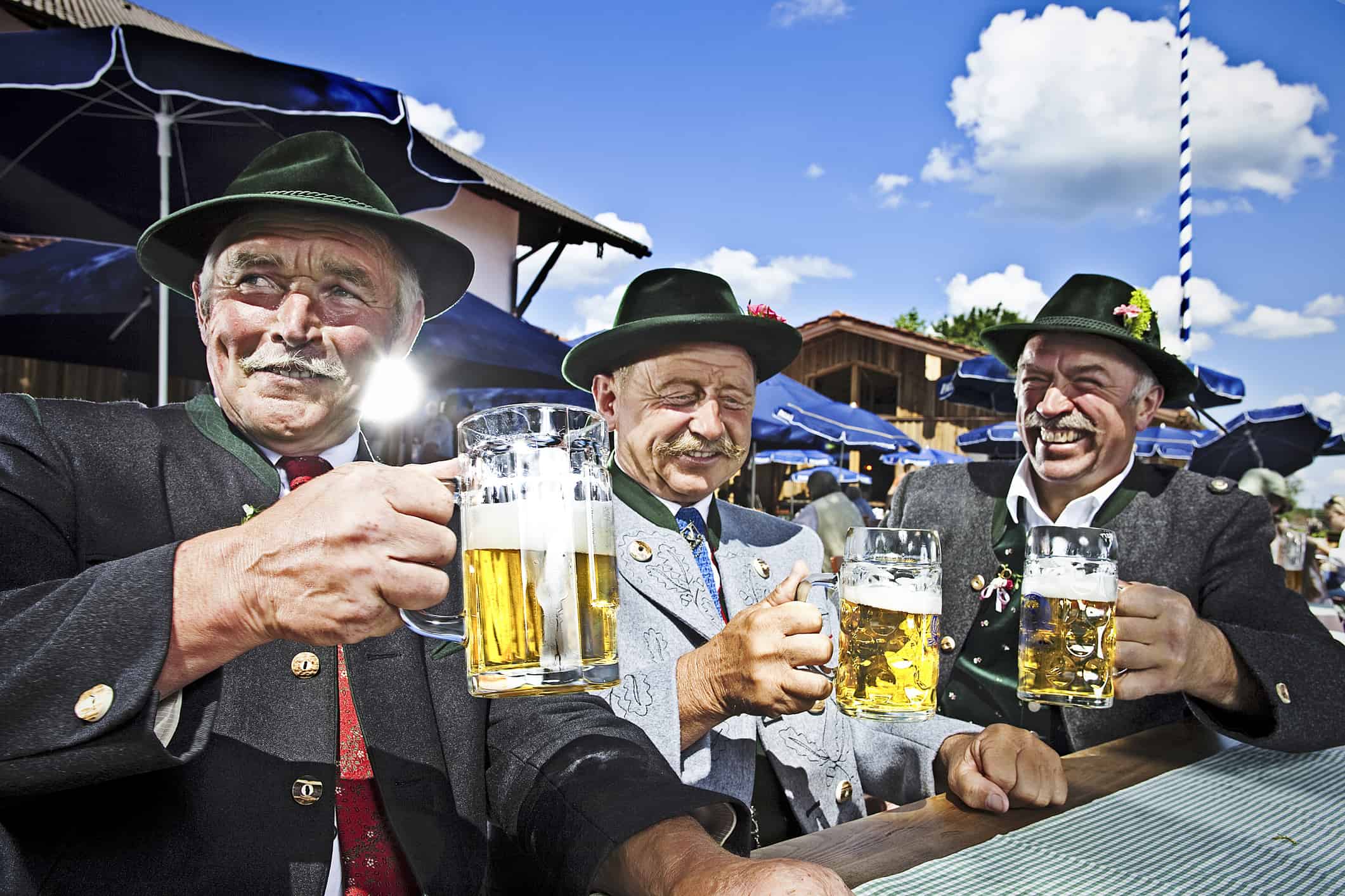 Bavaresi nella birreria all'aperto