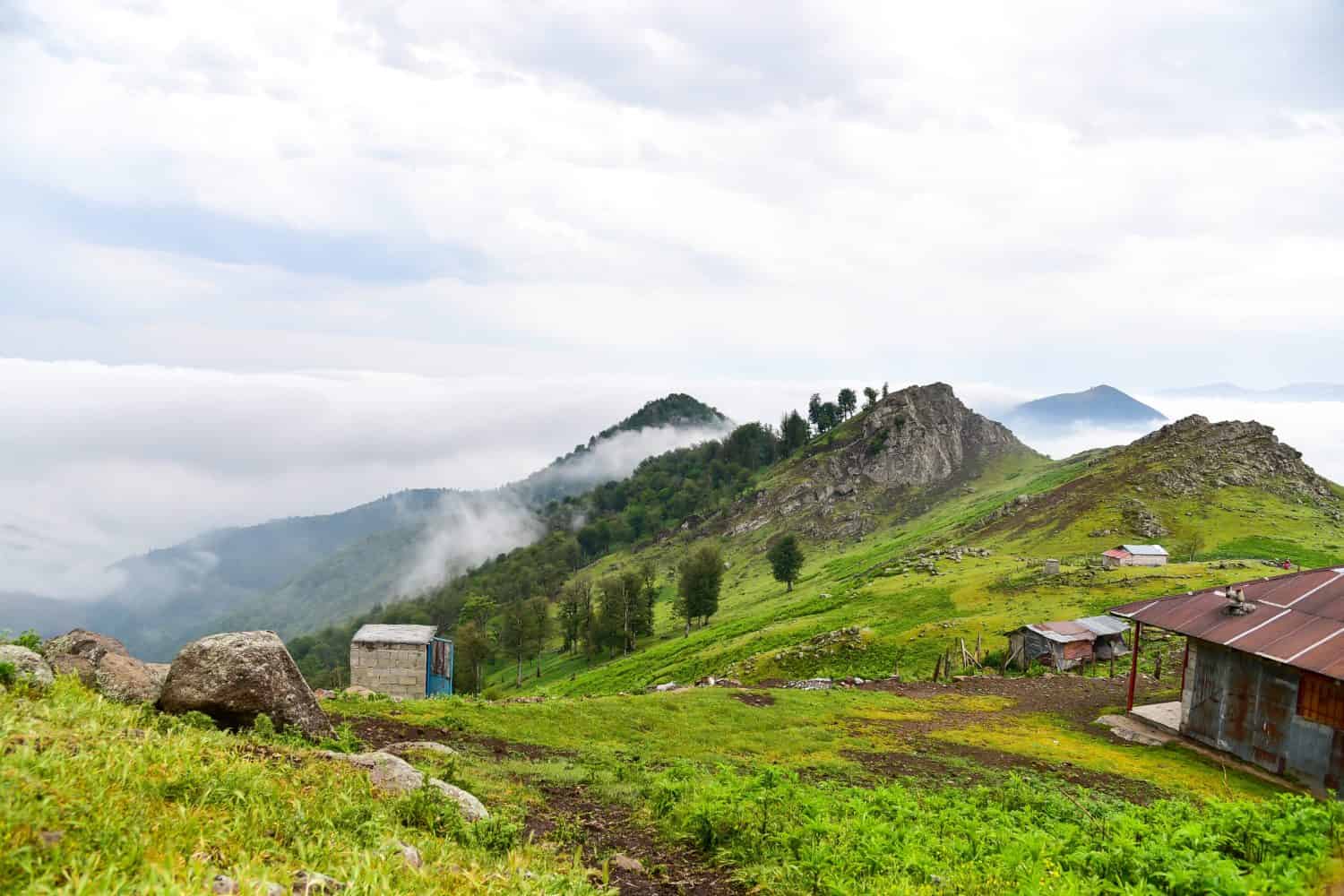 scenografico paesaggio persiano verde e nebbioso della natura vergine iraniana e incontaminata nella provincia di Gilan, Iran.  Destinazione rurale colorata e fuori dai sentieri battuti.