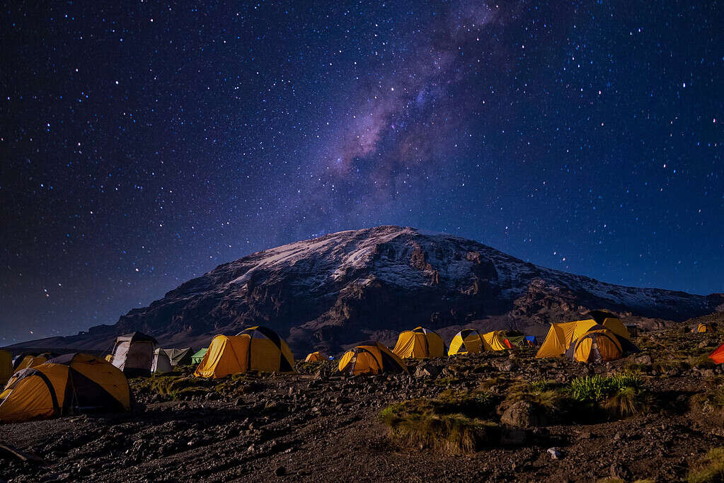 Splendido scenario di tende gialle nel Parco Nazionale del Kilimanjaro