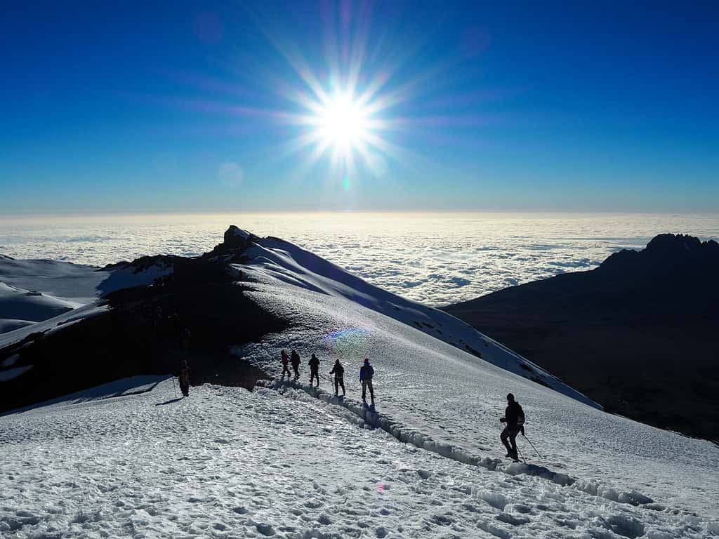 Gli escursionisti si dirigono verso la vetta del Monte Kilimanjaro sulla neve