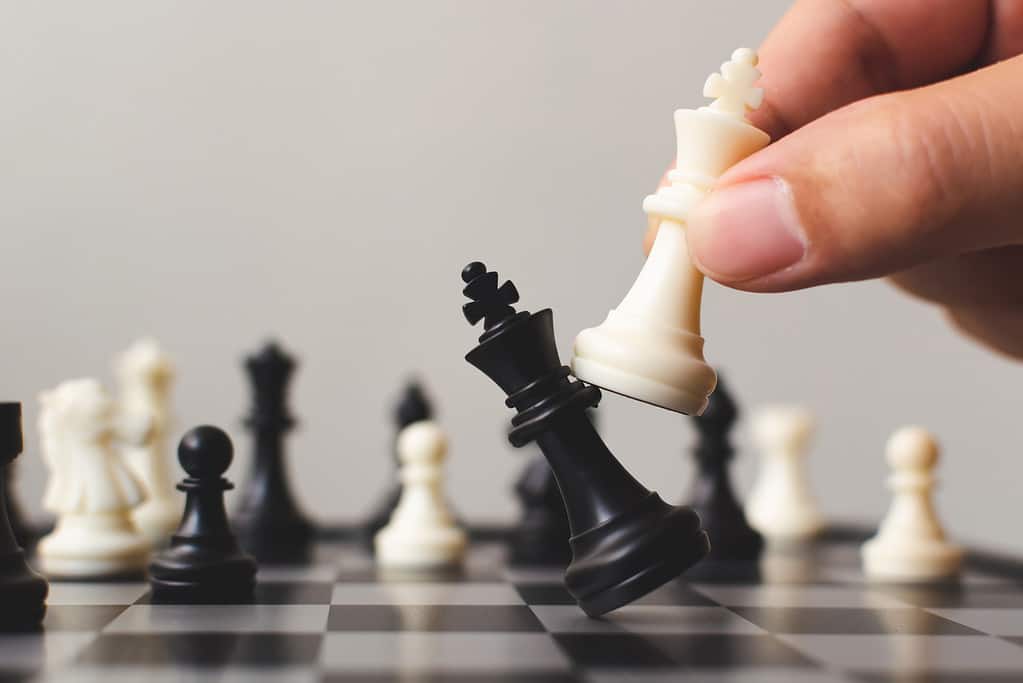 Pianificare la strategia leader del concetto di leader della concorrenza aziendale di successo, Gioco da tavolo a scacchi con la mano del giocatore che mette il pedone bianco, Copiare lo spazio per il testo