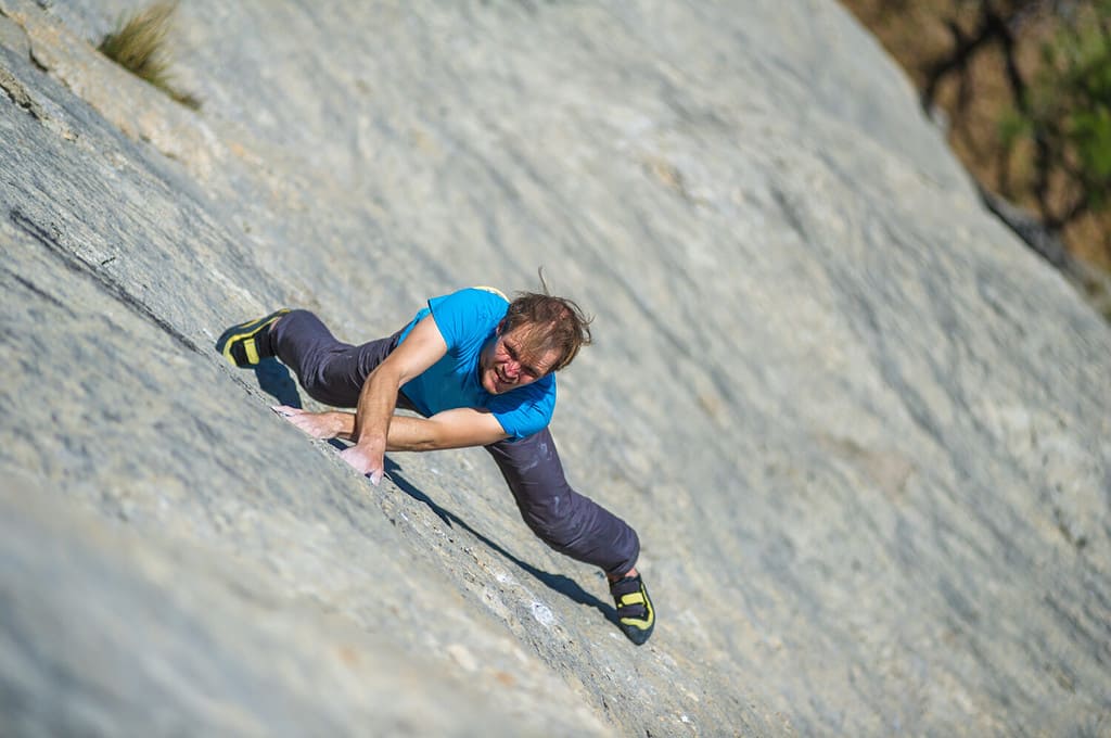 Arrampicatore libero in parete.