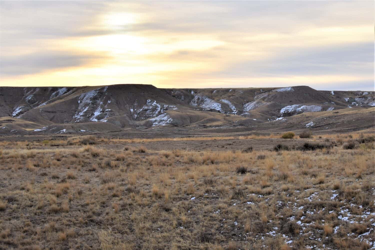 Il sole del mattino inizia a salire sugli altipiani pianeggianti del Wyoming visti dalla I-80 a est di Evanston in una fredda mattina di novembre.