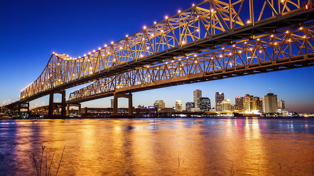 Skyline della città di New Orleans e ponte di collegamento di Crescent City, notte