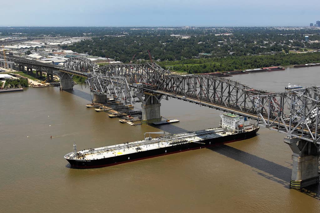 Ponte US 90, Huey P Long New Orleans con Barge