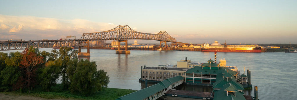 Il ponte Horace Wilkinson trasporta l'Interstate 10 in Louisiana attraverso il fiume Mississippi da Port Allen nella parrocchia di West Baton Rouge a Baton Rouge nella parrocchia di East Baton Rouge.