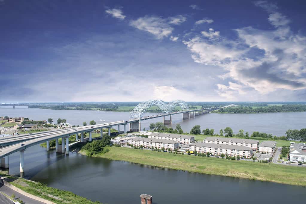Il ponte Hernando de Soto a Memphis, Tennessee