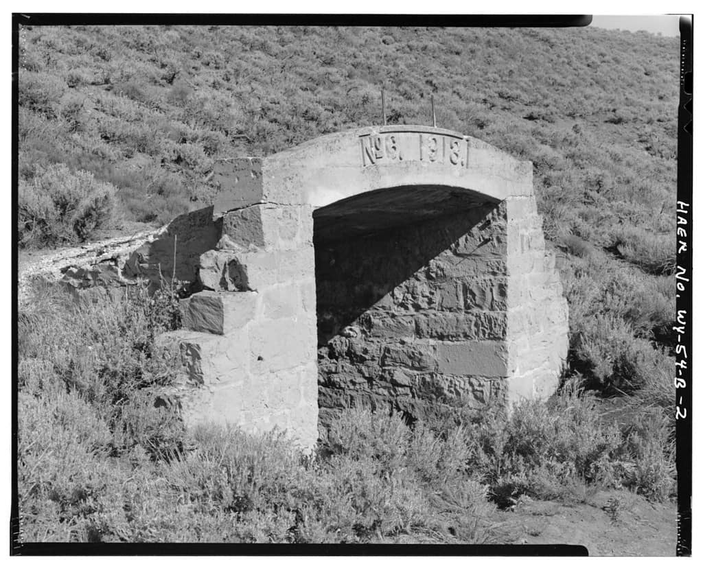 Vecchia entrata della miniera vicino a Kemmerer, contea di Lincoln, WY.  Costruito in pietra tagliata e cemento, con ali a gradini su ciascun lato, il portale d